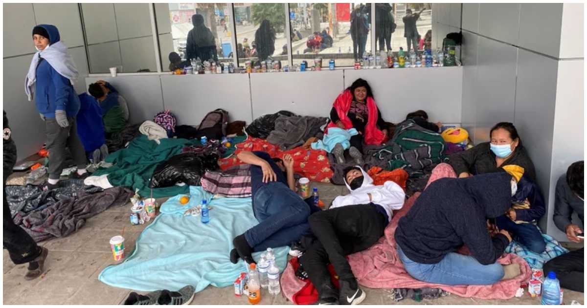 অ্যামেরিকার বর্ডার পেট্রল সদস্যদের মাধ্যমে বিতাড়নের শিকার হয়ে মেক্সিকোর রেনোসায় আশ্রয় নেওয়া মধ্য অ্যামেরিকান লোকজন। ছবি: এনপিআর